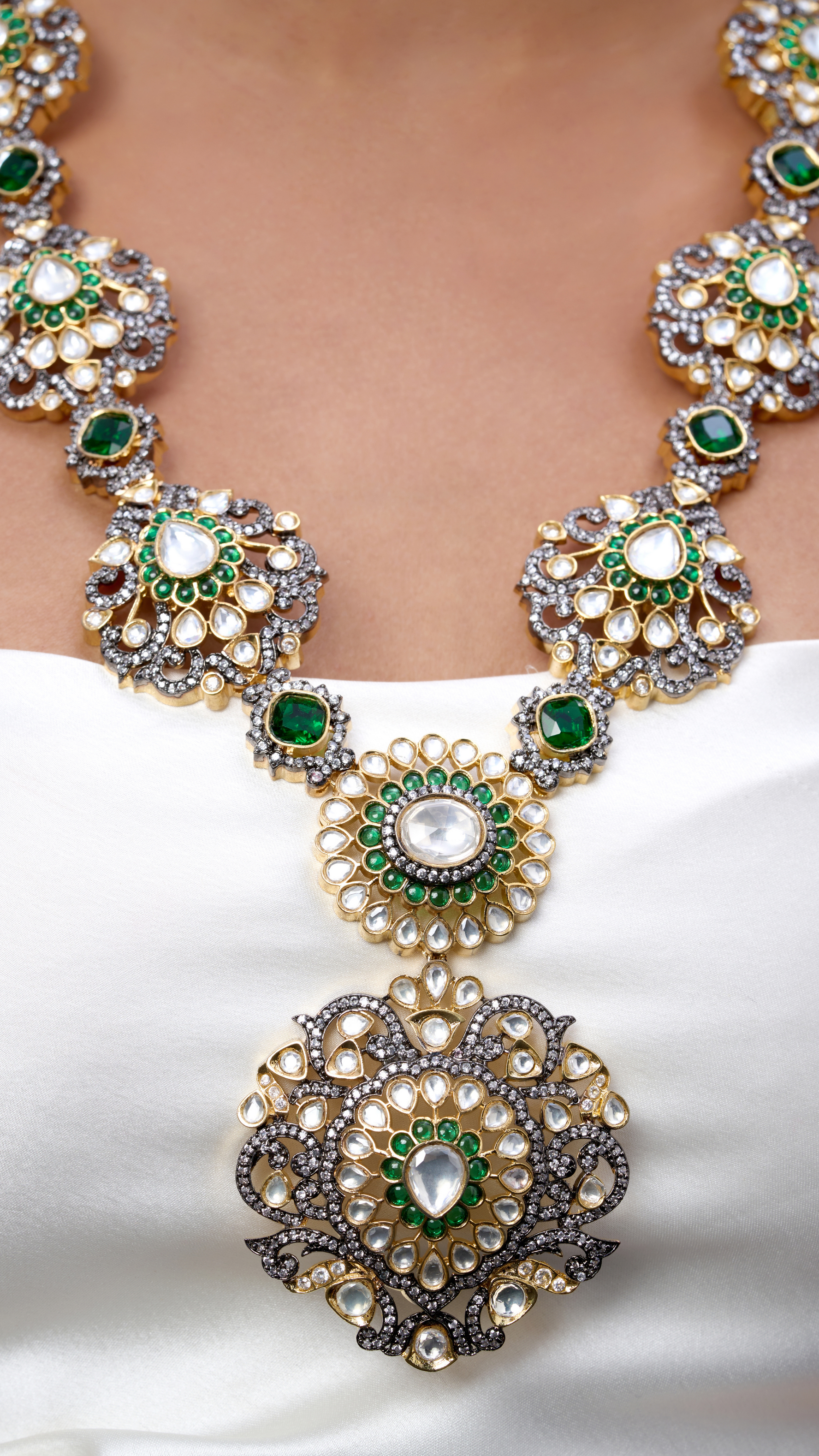 JAHANARA VICTORIAN & EMERALD NECKLACE SET