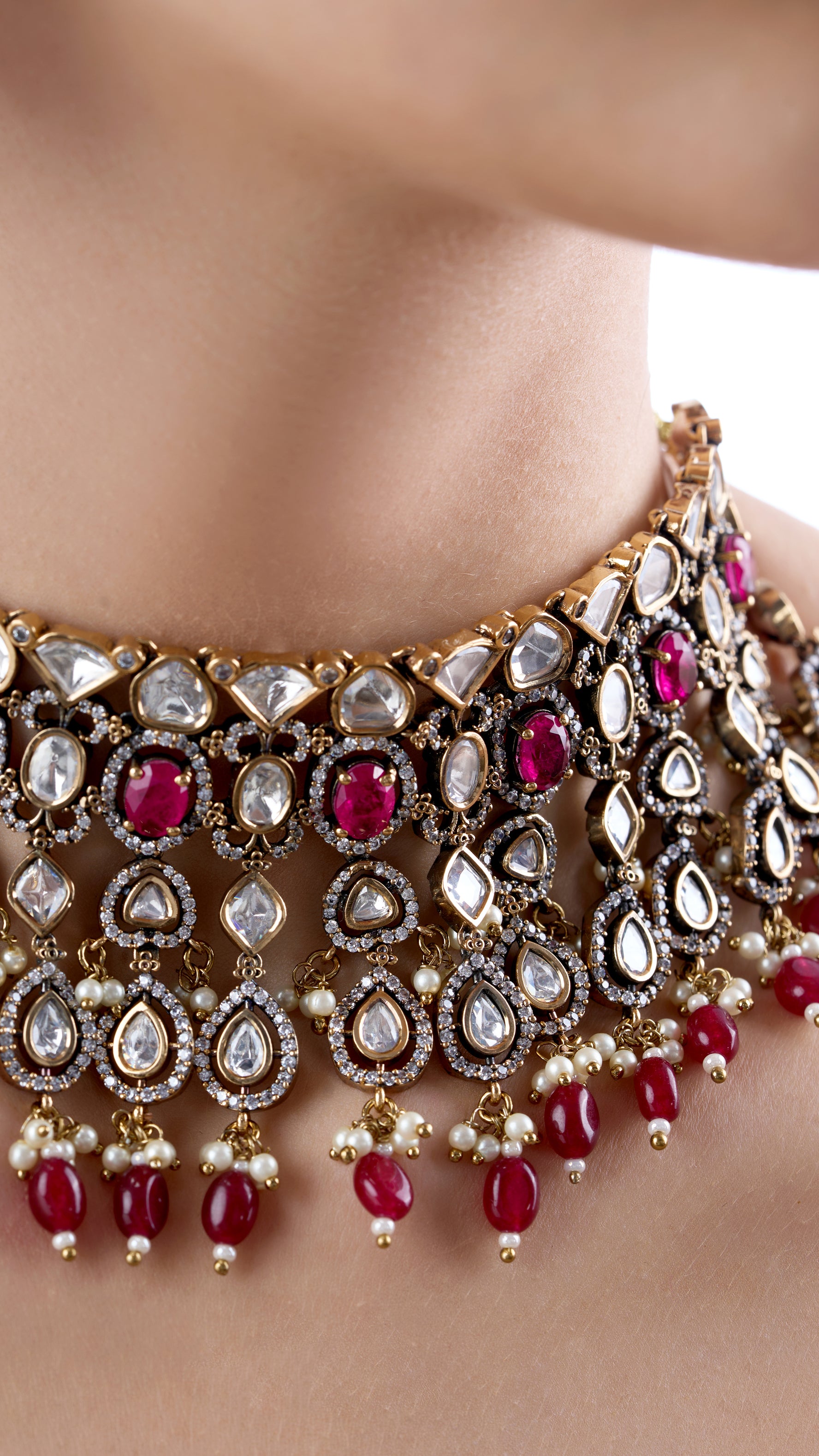 VIJAYA VICTORIAN CHOKER NECKLACE SET WITH SEMI PRECIOUS STONES IN RED