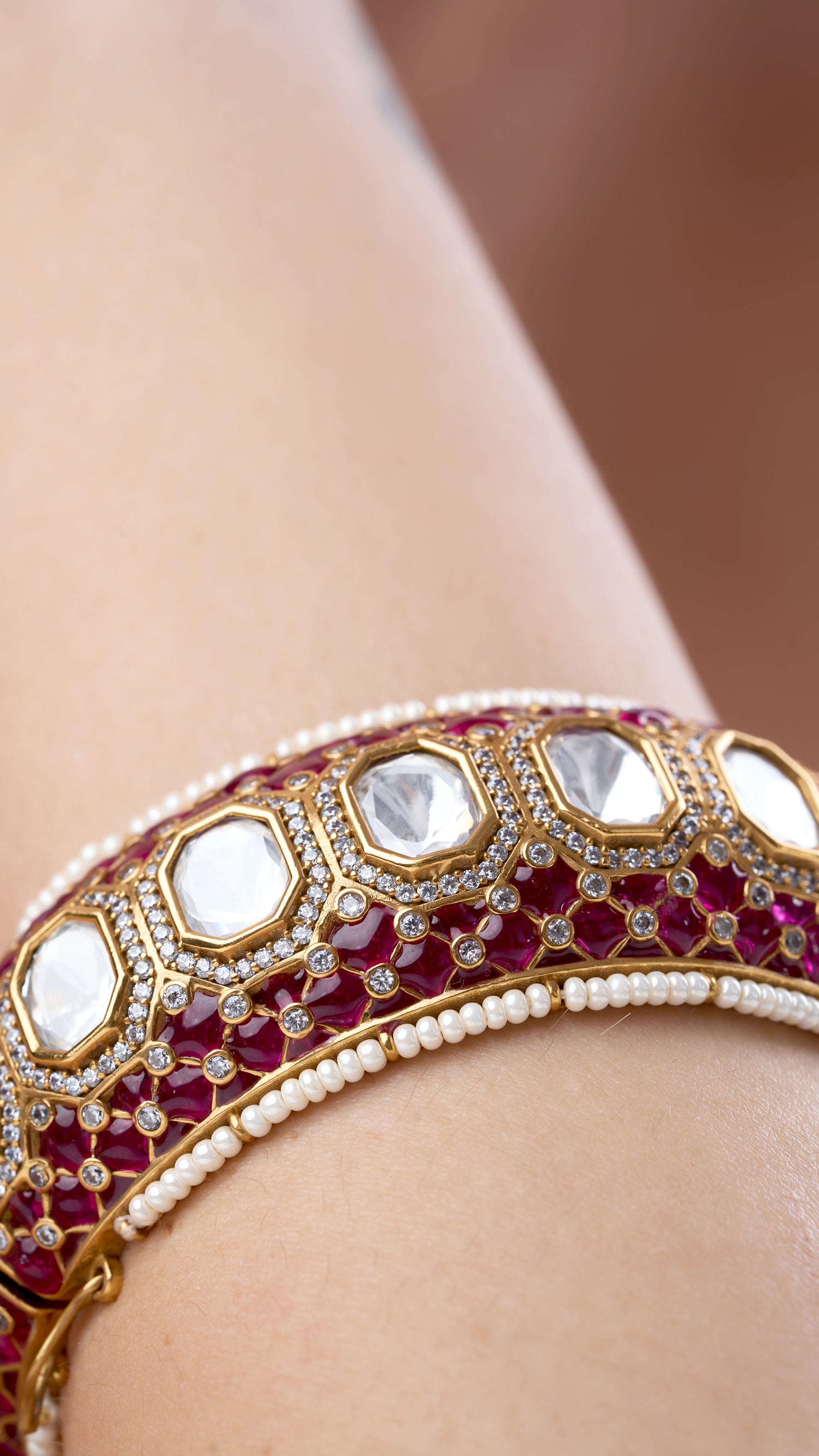 SAMIRA POLKI BANGLE WITH POTH AND SEMI PRECIOUS STONES IN RED