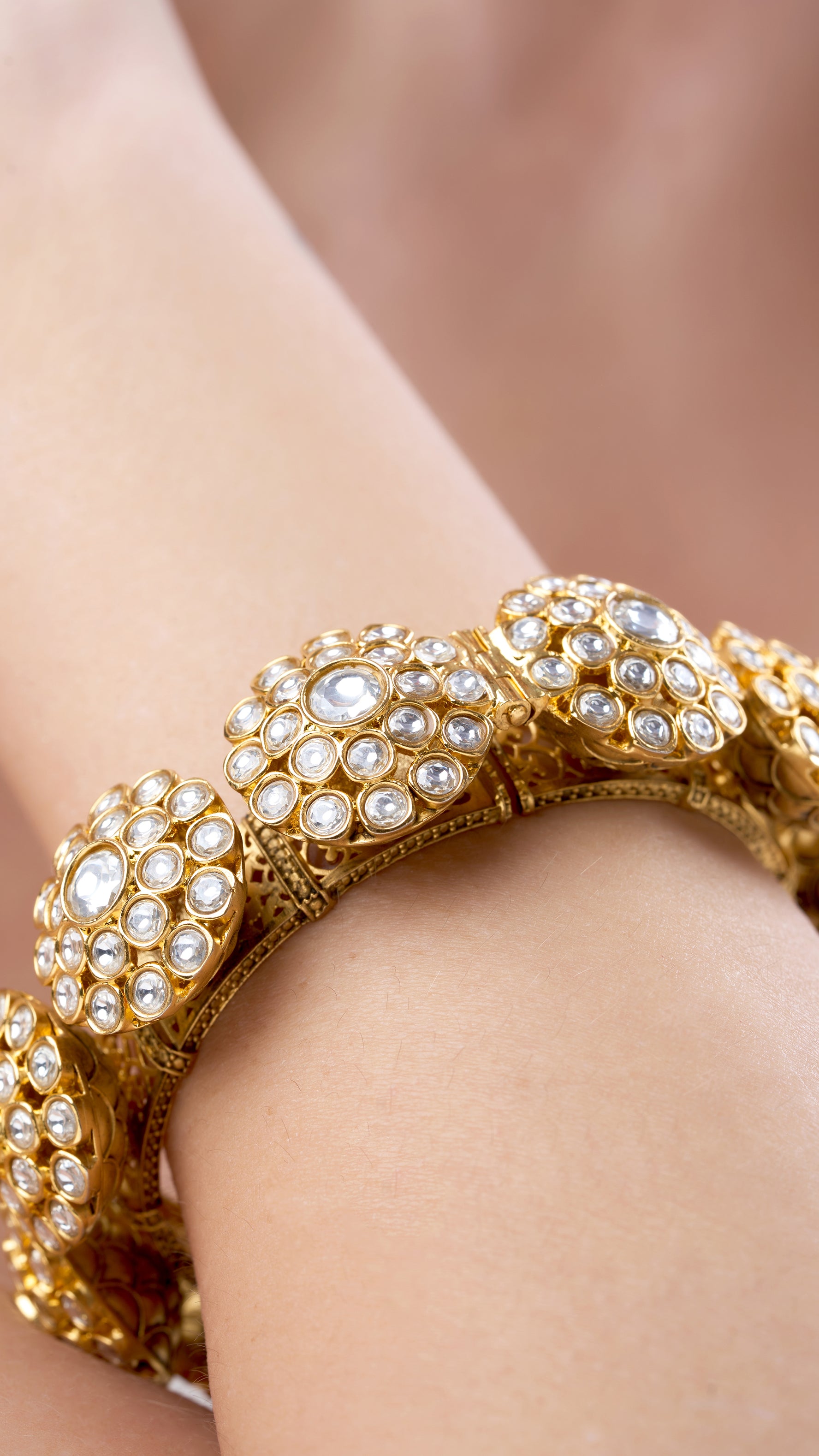 SAHASRA ROUND FLOWER GOLD FOIL POLKI BANGLE